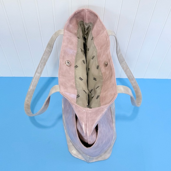 Coco+Carmen Vegan Leather Elegant Pink shoulder bag - Picture 9 of 17